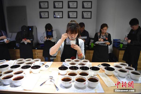 雷軍穿上“雷軍班”班服：瞬間感覺年輕了